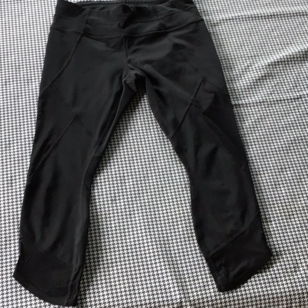 Athleta Capri Leggings with Mesh Size Small Mid-Rise